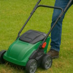 Rasenbelüfter im Garten im Einsatz