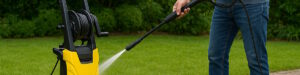 Hochdruckreiniger beim Einsatz im Garten
